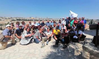Foto di gruppo con la città di Gerusalemme nello sfondo