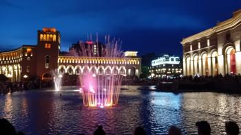 Giochi di Fontane nella piazza della Repubblica a Yerevan (Armenia)