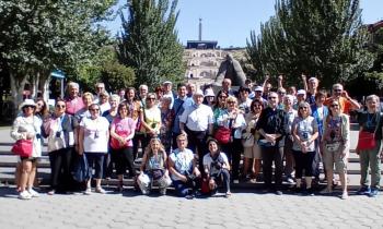 Foto di gruppo ai piedi del museo all'aperto di Cascade (Armenia)